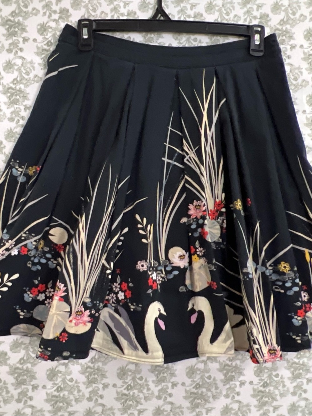 Lindy Bop "Daniella" Pleated Swan Print Swing Skirt - Large